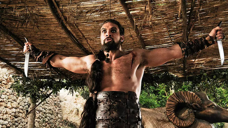 Drogo arms out holding knives