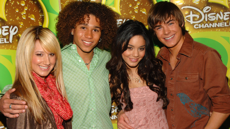 Corbin Bleu, Vanessa Anne Hudgens, Zac Efron and Ashley Tisdale smiling