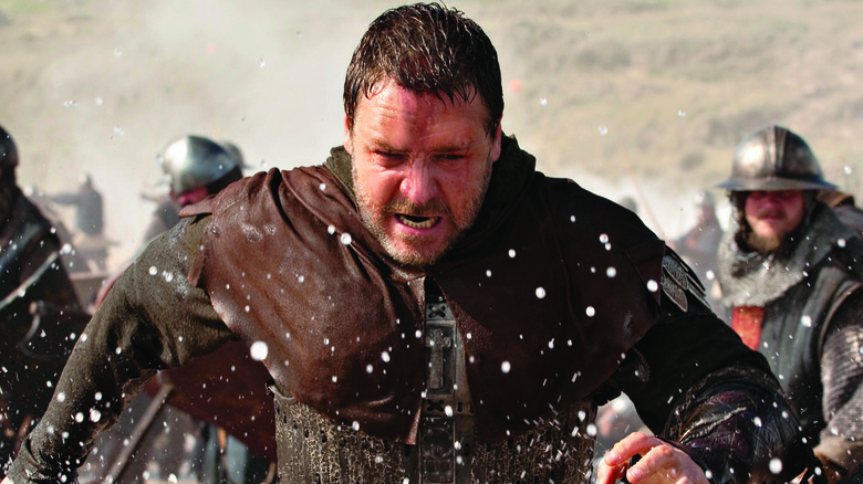 Russell Crowe running in Robin Hood