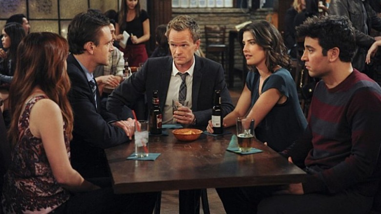 HIMYM gang at bar