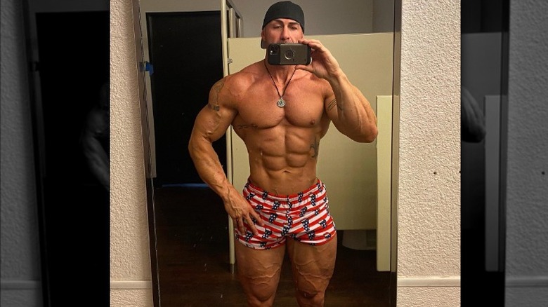 Trainer Aaron Williamson posing with ripped muscles