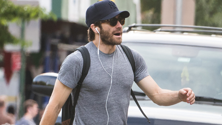 Jake Gyllenhaal T-shirt hat sunglasses