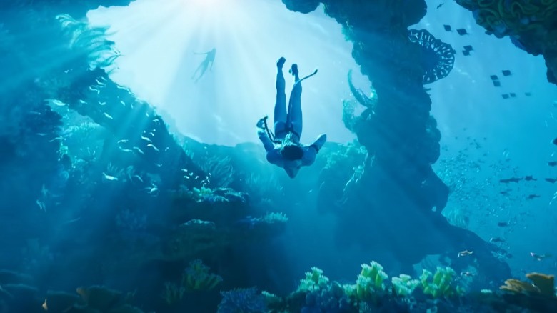 Na'vi swimming underwater