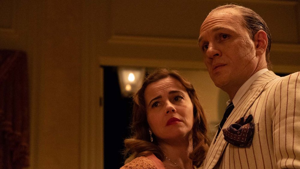 Tom Hardy as Al Capone and Linda Cardellini as Mae in Capone