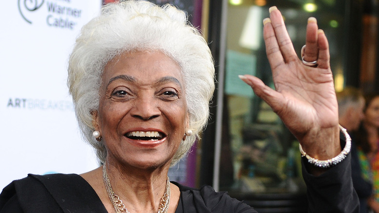 Nichelle Nichols giving Vulcan salute