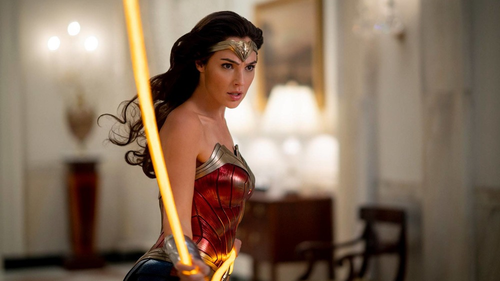 Wonder Woman swings her lasso of truth in Wonder Woman 84