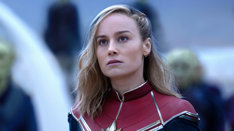 Captain Marvel in front of Skrulls