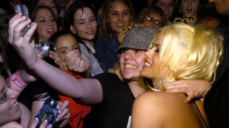 Anna Nicole Smith crowded by fans