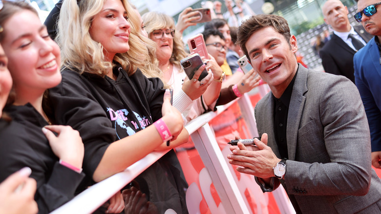 Zac Efron meets fans at premiere