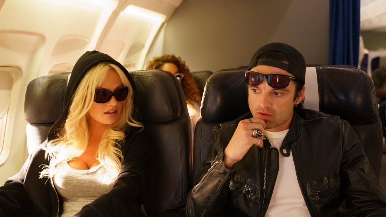 Lily James as Pamela Anderson and Sebastian Stan as Tommy Lee on airplane