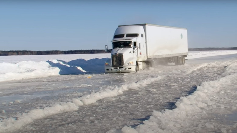 Ice Road Truckers' Camera Crew Constantly Risks Their Lives In Order To Get  The Shot