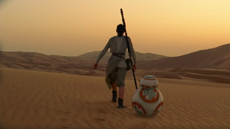 Rey and BB8 walking through the desert 