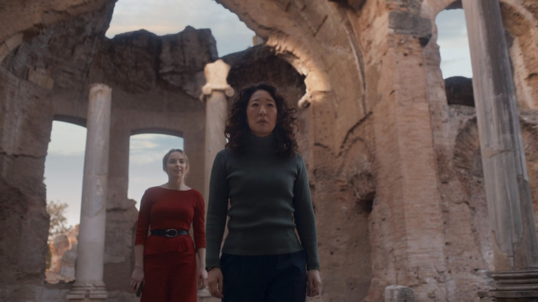 Eve and Villanelle standing in ruins