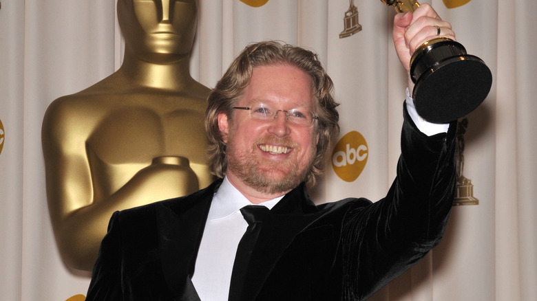 Andrew Stanton holding up Oscar