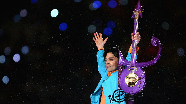 Prince plays rainy Super Bowl 