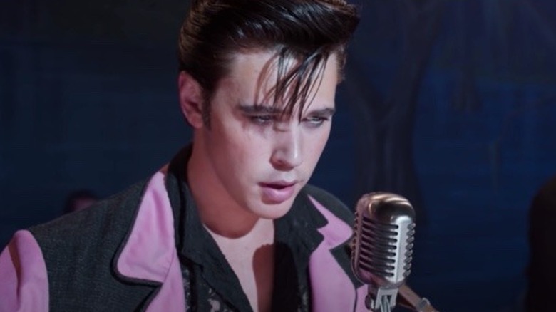 Austin Butler as Elvis singing