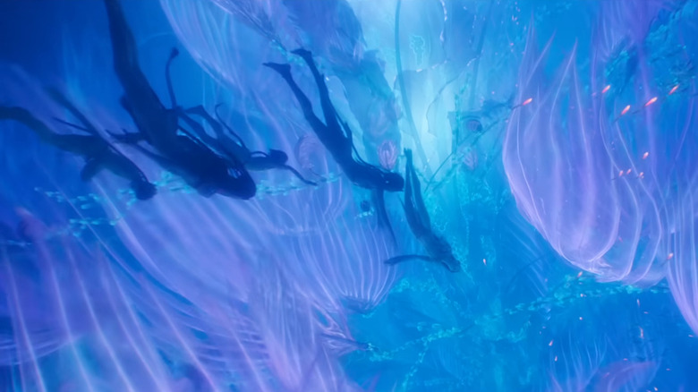 Na'vi kids swimming underwater in Avatar: The Way of Water