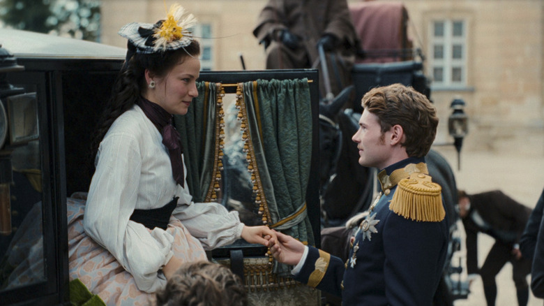 Sisi and Fanz Joseph meet outside a carriage in "The Empress"