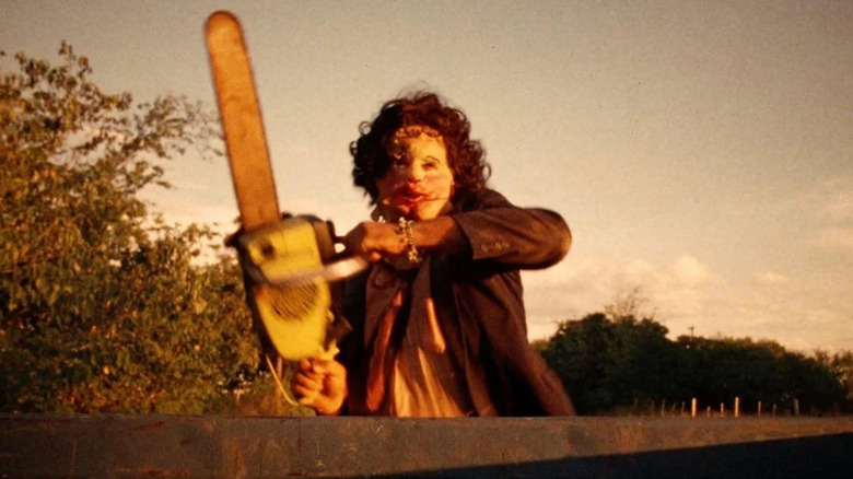 Leatherface pursues truck