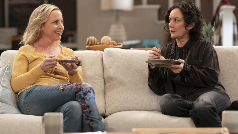 Darlene and Becky eating on couch