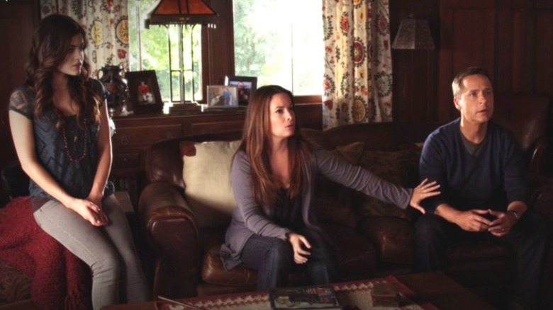 Ezra breaks the news to Aria's parents on Pretty Little Liars