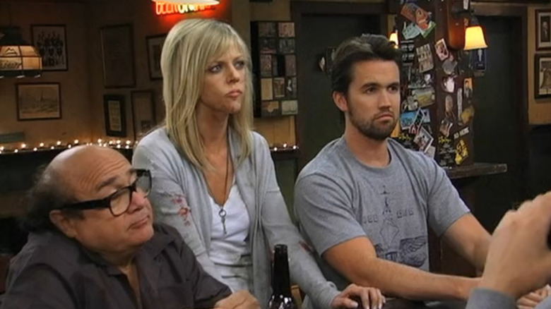 Frank, Dee, and Mac sit at the bar