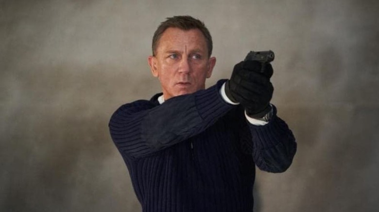 Daniel Craig pointing a gun