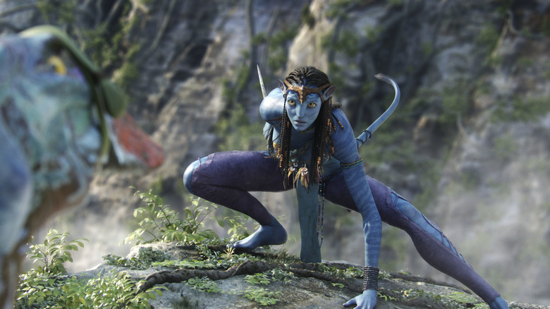 Neytiri squatting in Avatar