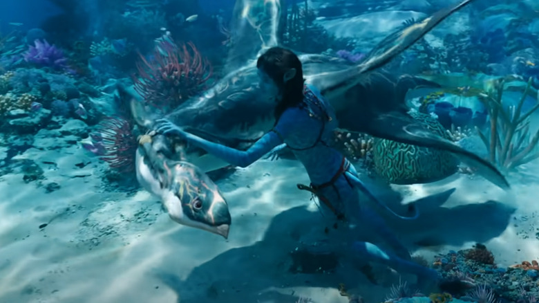 A Na'vi befriends an underwater creature