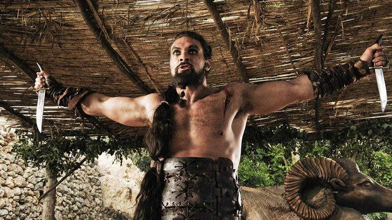 Drogo arms out holding knives 