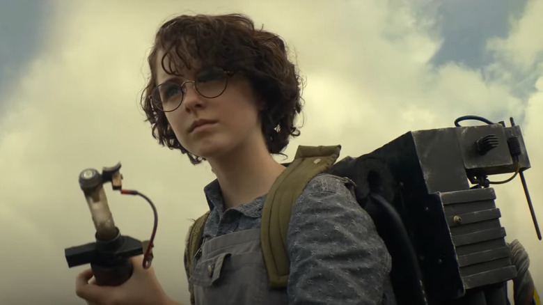 Phoebe Spengler with a proton pack in Ghostbusters: Afterlife