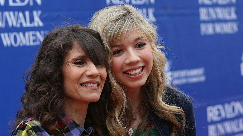 Jennette McCurdy smiling with her mom 