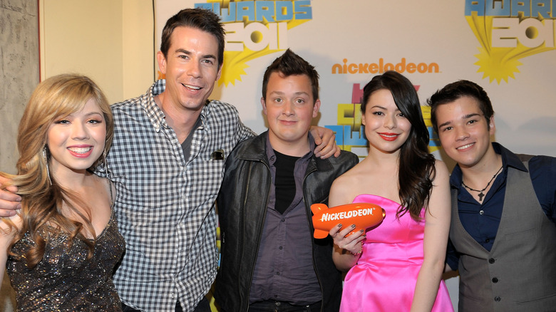 iCarly cast posing with Kid's Choice Award