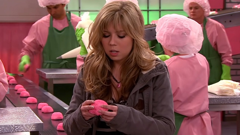 Sam Puckett holding Fat Cake