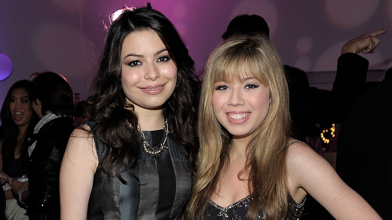 Jennette McCurdy and Miranda Cosgrove smiling