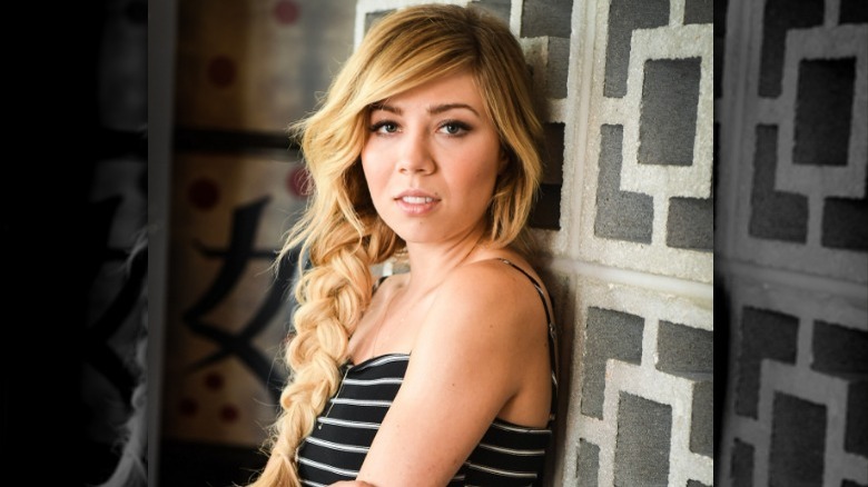 Jennette McCurdy posing