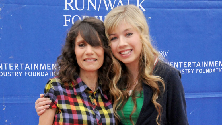 Debbie and Jennette McCurdy smiling 