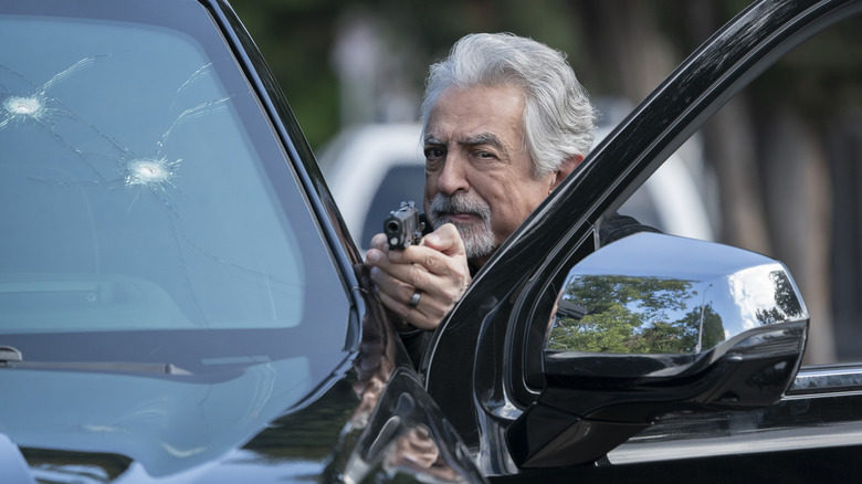 Joe Mantegna as David Rossi drawing gun behind car door