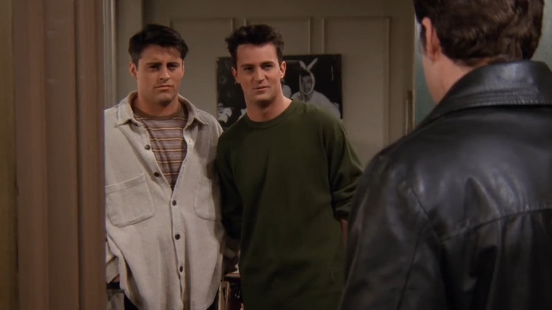 Joey Tribbinai and Chandler Bing in their apartment