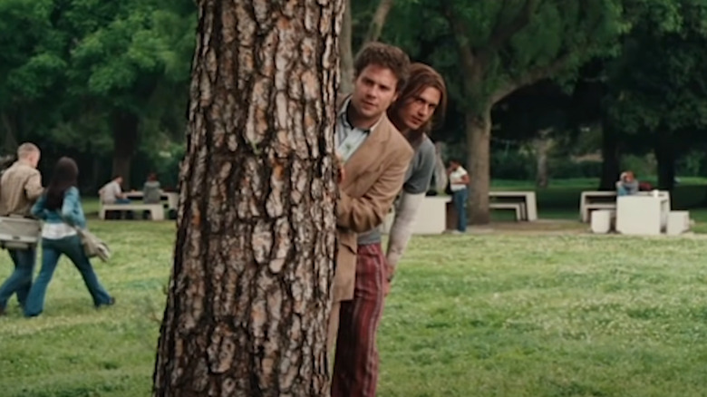 James Franco Seth Rogan hiding behind tree