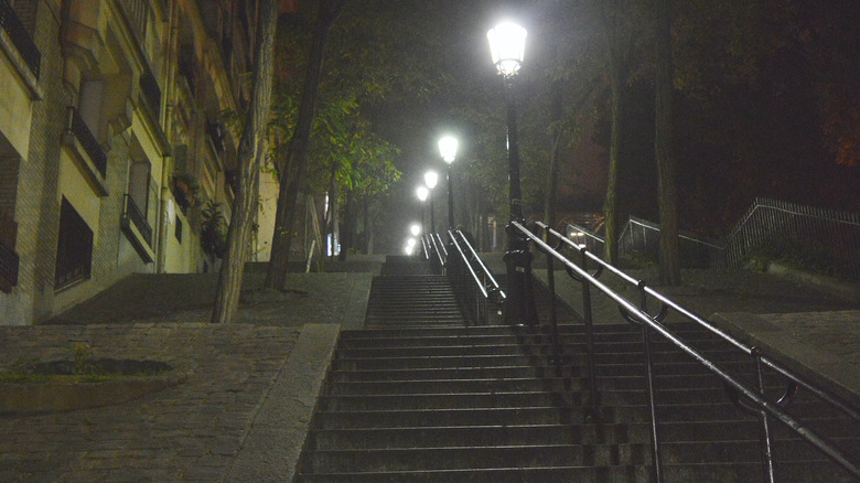 Rue Foyatier at night