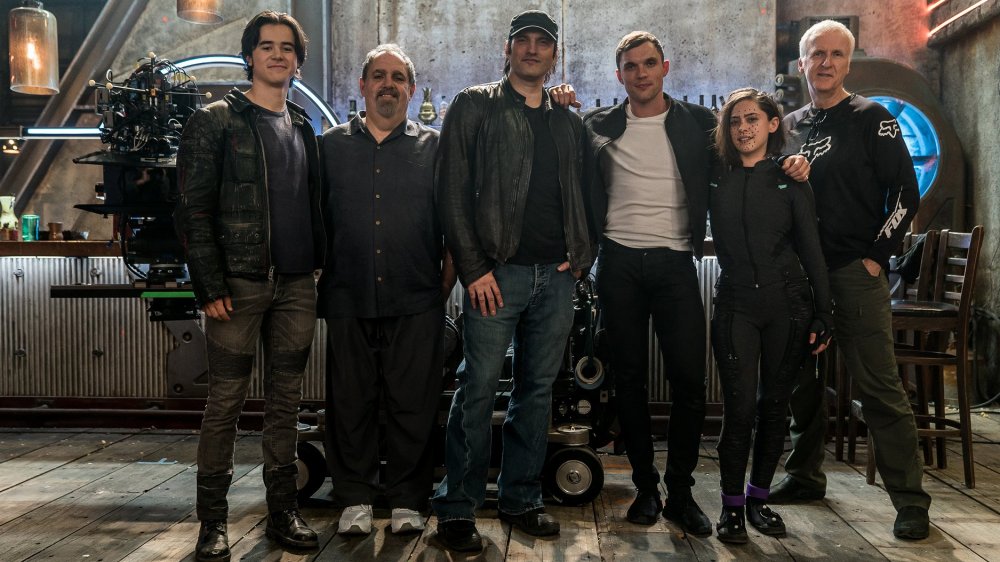 Jon Landau shares a behind-the-scenes photo of the cast and crew of Alita: Battle Angel