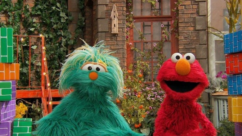 Elmo presenting with Rosita