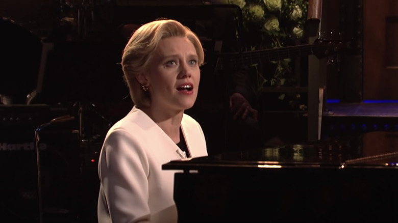 Kate McKinnon plays piano