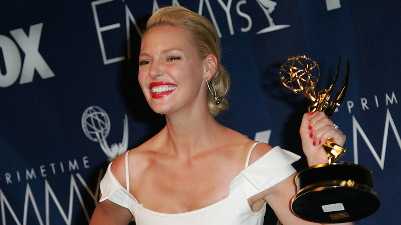 Katherine Heigl holding Emmy