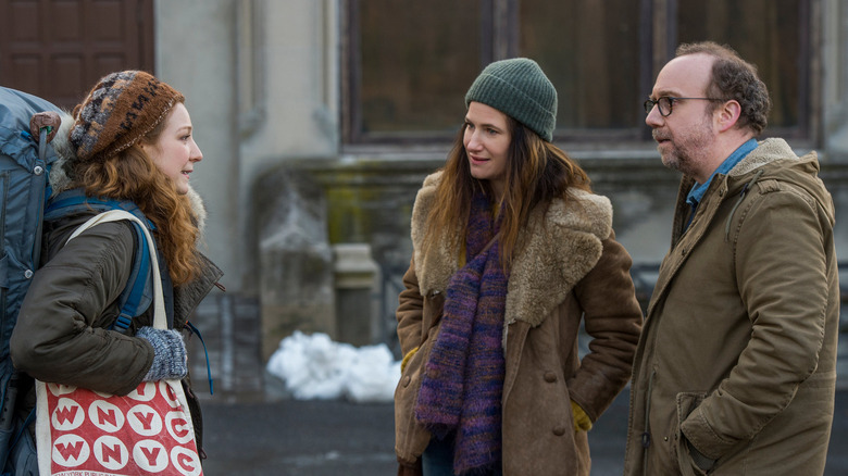 Kathryn Hahn and Paul Giamatti on street