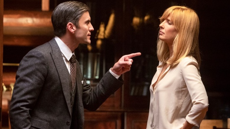 Wes Bentley pointing at Kelly Reilly 