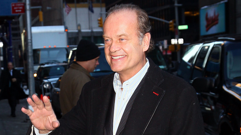 Kelsey Grammer waving