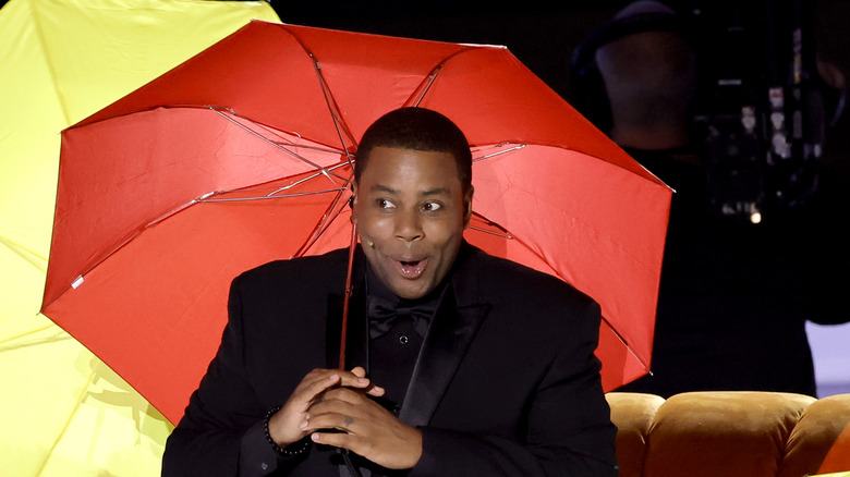 Kenan Thompson under an umbrella