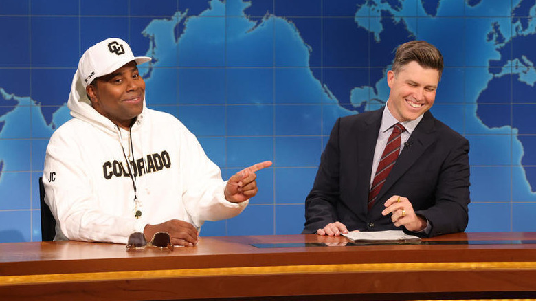 Kenan Thompson points at Colin Jost